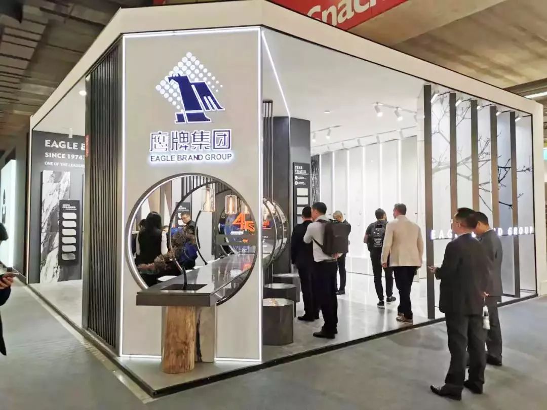 月亮窗、水墨京砖、中国红——鹰牌2086现代砖把东方之美带到了博洛尼亚