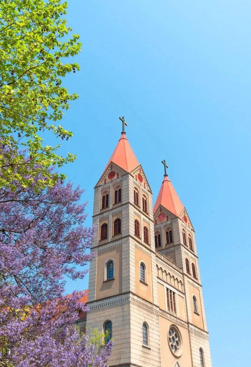 迎四方宾客，来一醉方休。  ——《青岛，有海量》   ▲图源网络    青岛，一个让人上头的城市。红瓦绿树，碧海蓝天，是它的灵魂底色。梁实秋在《忆青岛》里说，青岛是当得上“春有百花秋有月，夏有凉风冬有(图3)