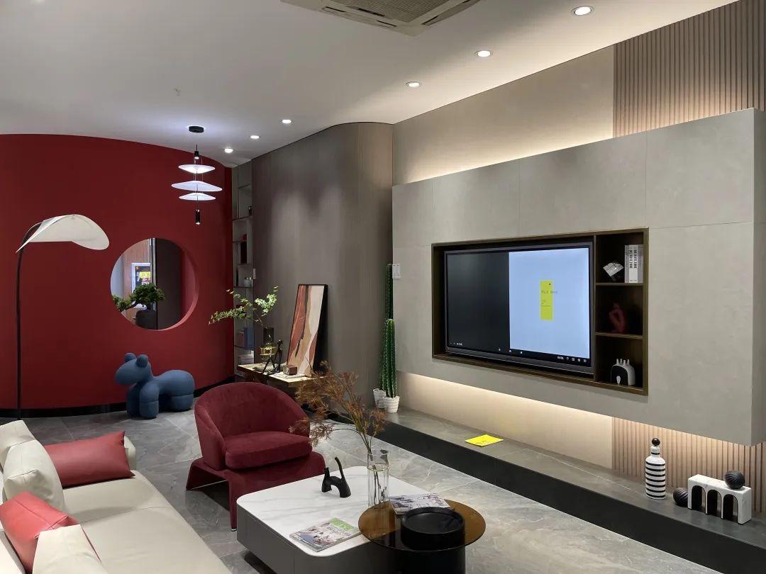 迎四方宾客，来一醉方休。  ——《青岛，有海量》   ▲图源网络    青岛，一个让人上头的城市。红瓦绿树，碧海蓝天，是它的灵魂底色。梁实秋在《忆青岛》里说，青岛是当得上“春有百花秋有月，夏有凉风冬有(图17)