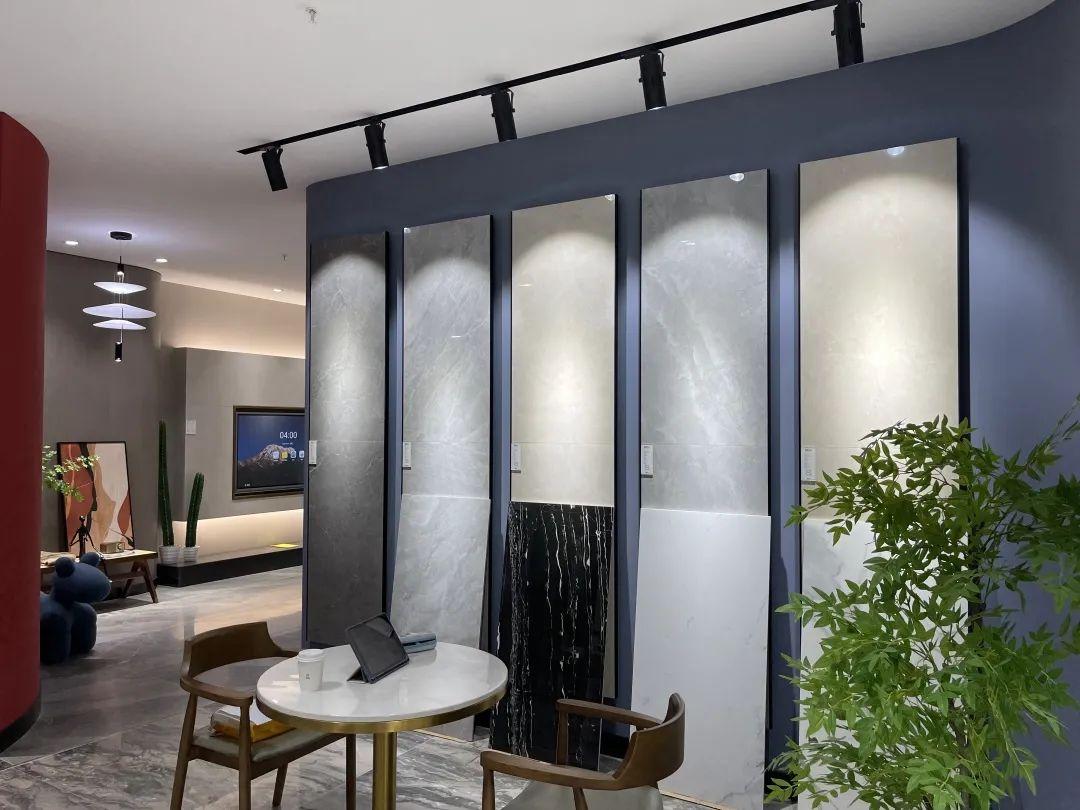 迎四方宾客，来一醉方休。  ——《青岛，有海量》   ▲图源网络    青岛，一个让人上头的城市。红瓦绿树，碧海蓝天，是它的灵魂底色。梁实秋在《忆青岛》里说，青岛是当得上“春有百花秋有月，夏有凉风冬有(图12)