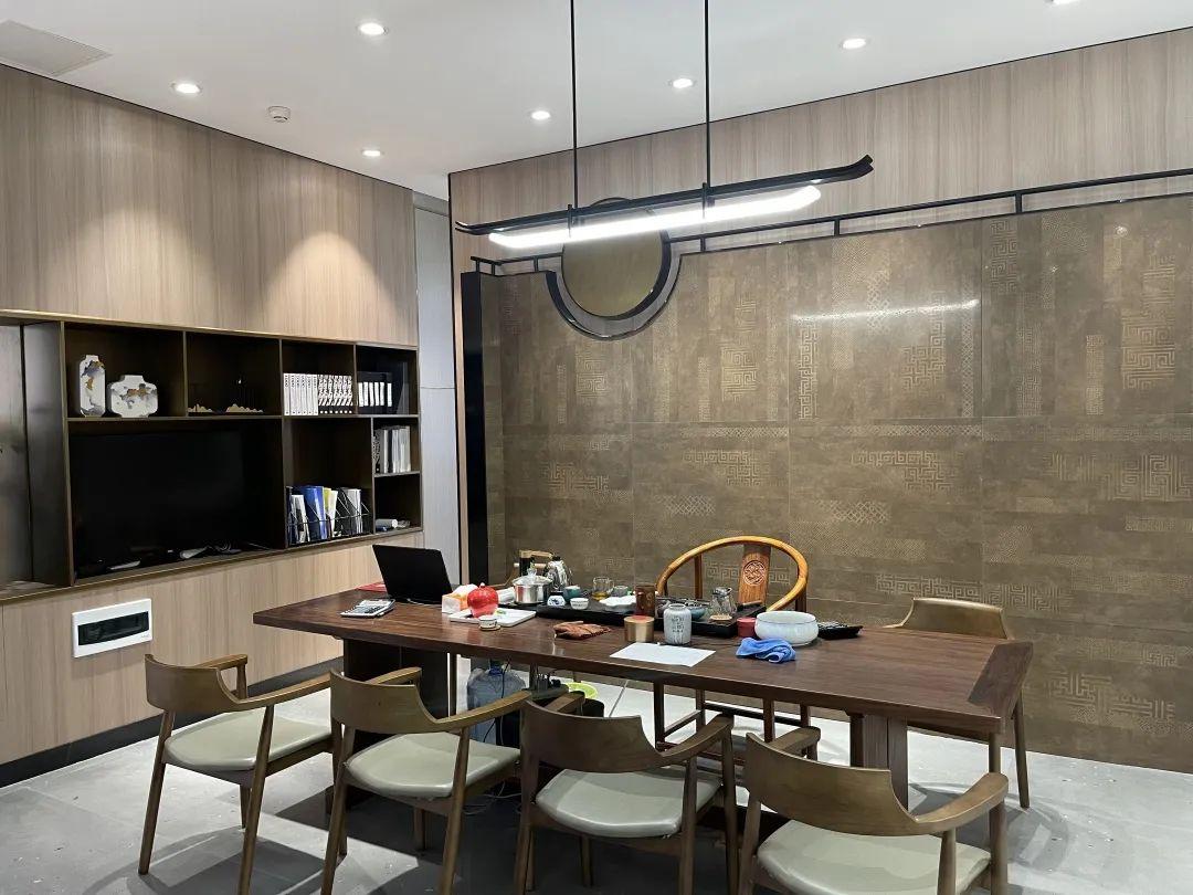 迎四方宾客，来一醉方休。  ——《青岛，有海量》   ▲图源网络    青岛，一个让人上头的城市。红瓦绿树，碧海蓝天，是它的灵魂底色。梁实秋在《忆青岛》里说，青岛是当得上“春有百花秋有月，夏有凉风冬有(图20)