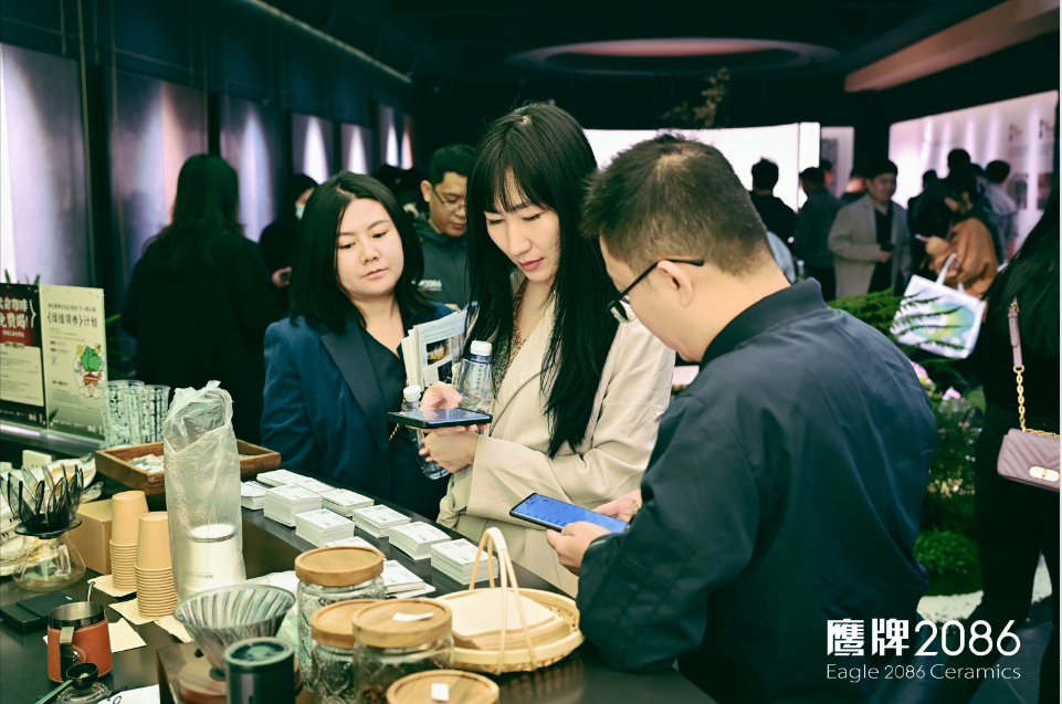 院藏东方·意趣棋间｜鹰牌2086携「玩家级·水墨京砖」亮相2024广州设计周(图6)